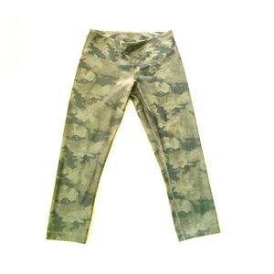 Lululemon RARE CAMO luxtreme crop leggings SZ 6